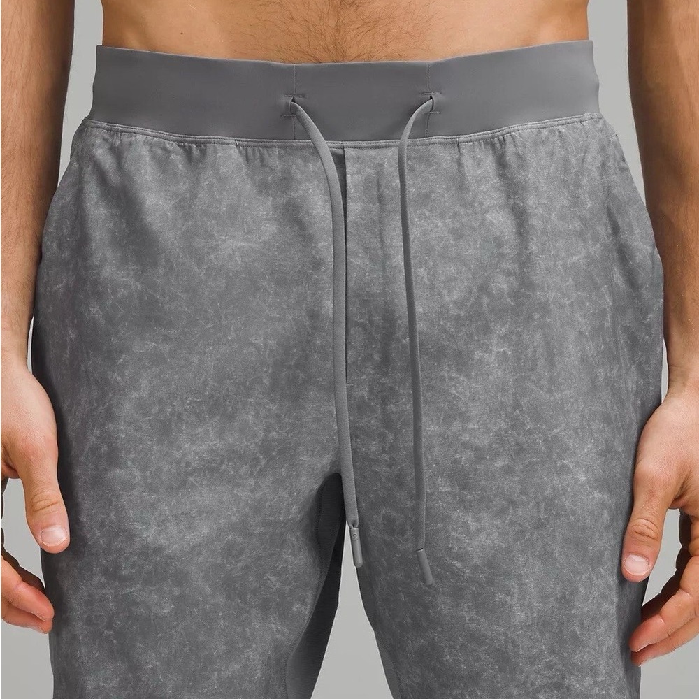Lululemon T.H.E. Short 9" no Liner
Gravel Dust Asphalt Grey size M